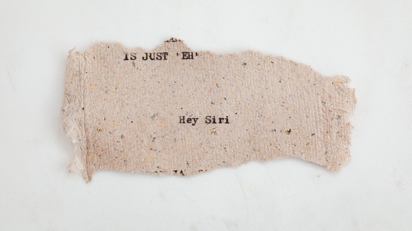 Un pezzo di carta strappato, arcaico, che mostra una frase moderna "Hey Siry". Quasi un ossimoro della lingua italiana oggi